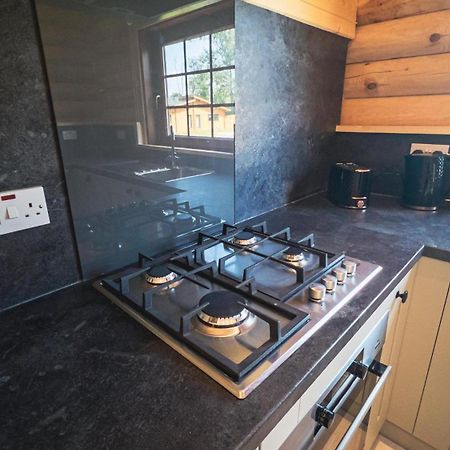 Aspen Lodge, Amazing New Log Cabin With Hot Tub - Sleeps 6 - Felmoor Park มอร์เพท ห้อง รูปภาพ
